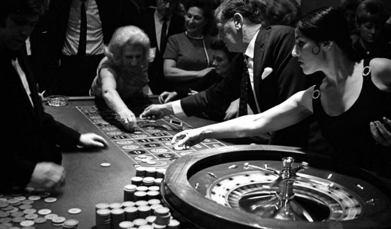 Old lady placing the bet on roulette using Pivot system.