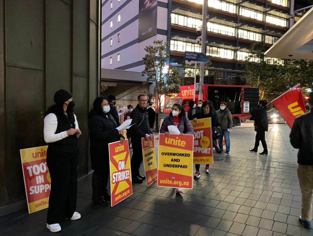 Unite strike for higher saleries in NZ